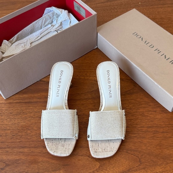 new Donald Pliner “Kelzaje” Kitten Heel Slip-On Sandals Beige size 6 - Picture 2 of 9